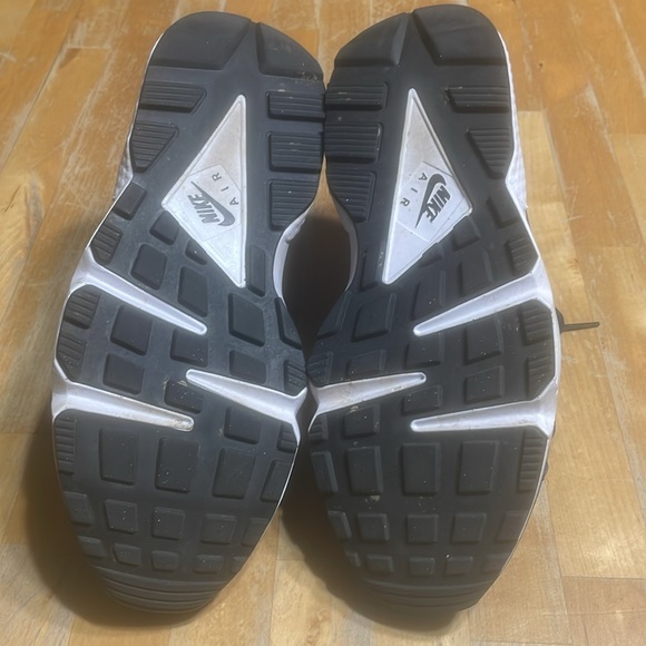 Men’s Nike Air Huarache black and orange sneakers - Picture 6 of 6